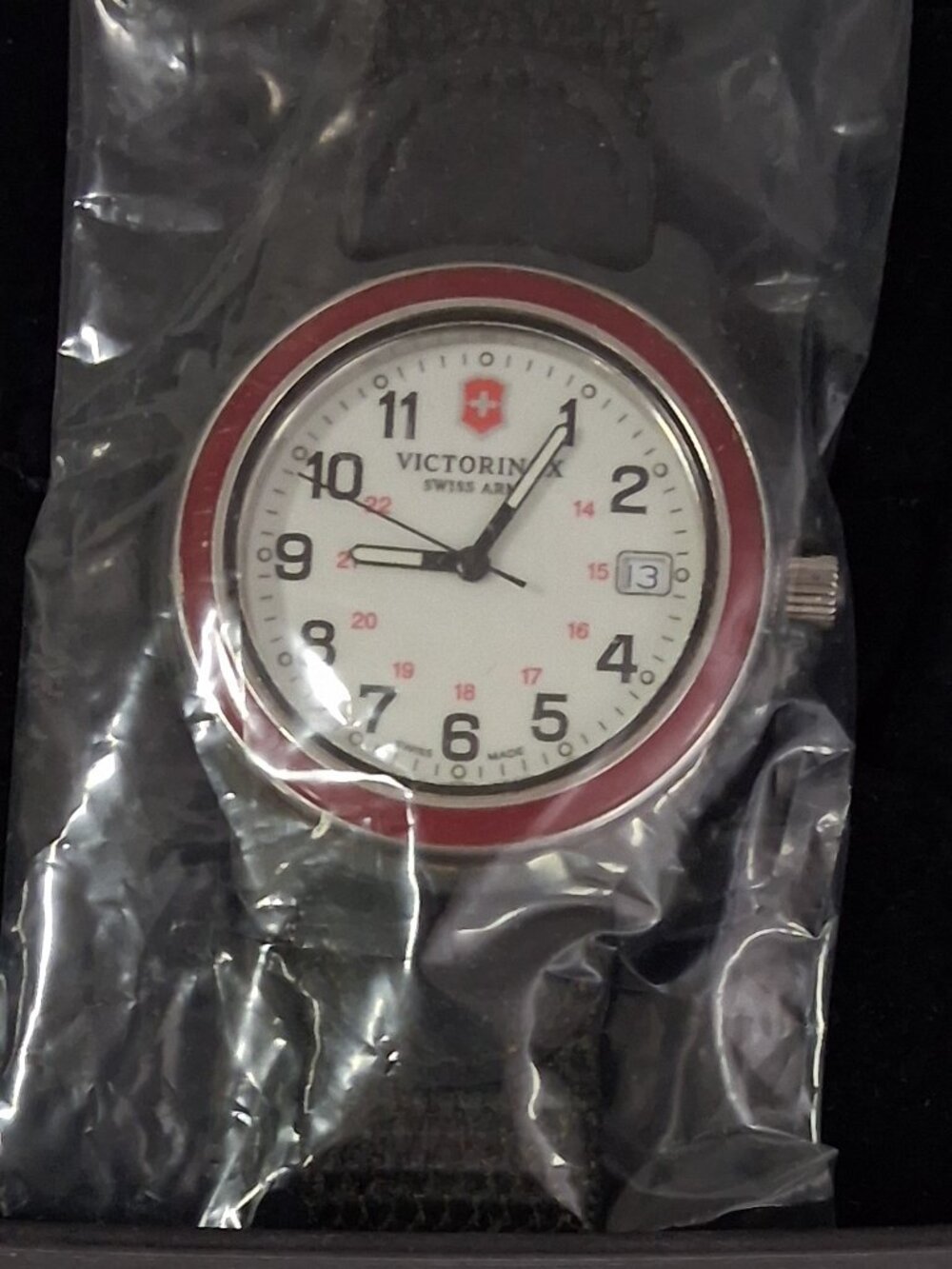 Victorinox Men’s Swiss Quartz Watch – White Dial (Model 249088) – 39mm